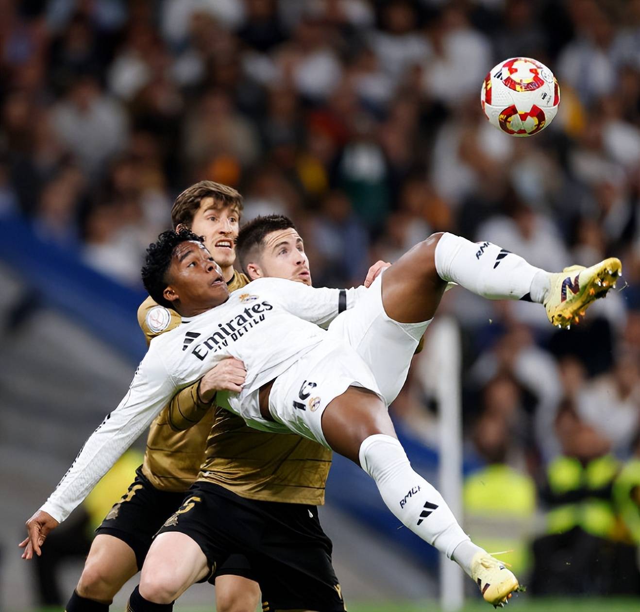 皇家马德里训练开放日，关键时刻迎来里程碑引欢呼，NBA季后赛在即，细节决定成败(绝嗣帝王有崽啦群臣欢呼笔趣阁免费阅读)